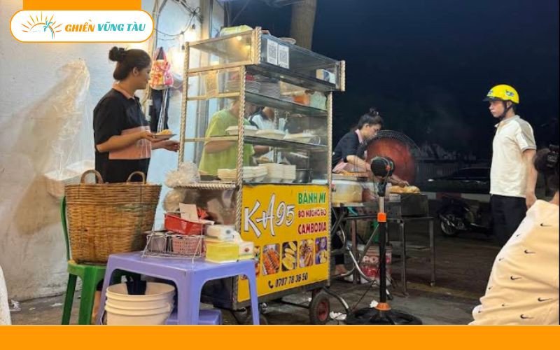 Nhân viên chuẩn bị bánh mì Campuchia thơm ngon