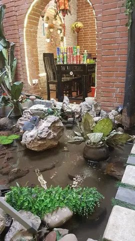 Nhân viên quán Bà Cụ đang chuẩn bị tô bánh đa cua cho khách