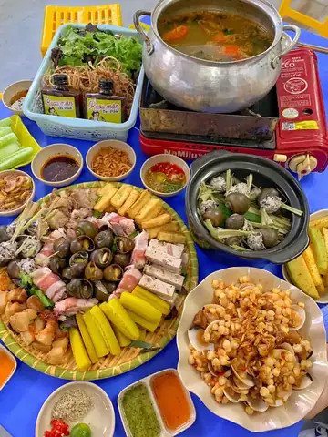 Nhiều loại hải sản tươi sống được bày trí đẹp mắt trên bàn tiệc