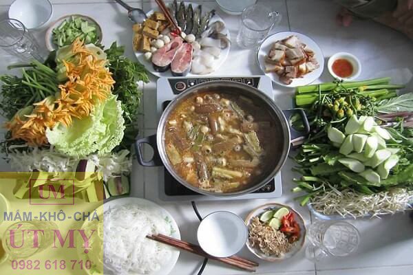 Nhiều loại rau ăn kèm với lẩu mắm