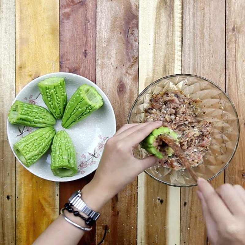 Nhồi nhân vào mướp đắng