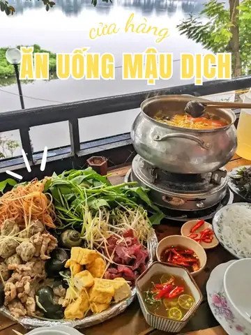 Nhóm bạn trẻ đang vui vẻ ăn uống tại quán ốc lẩu Cây Bàng