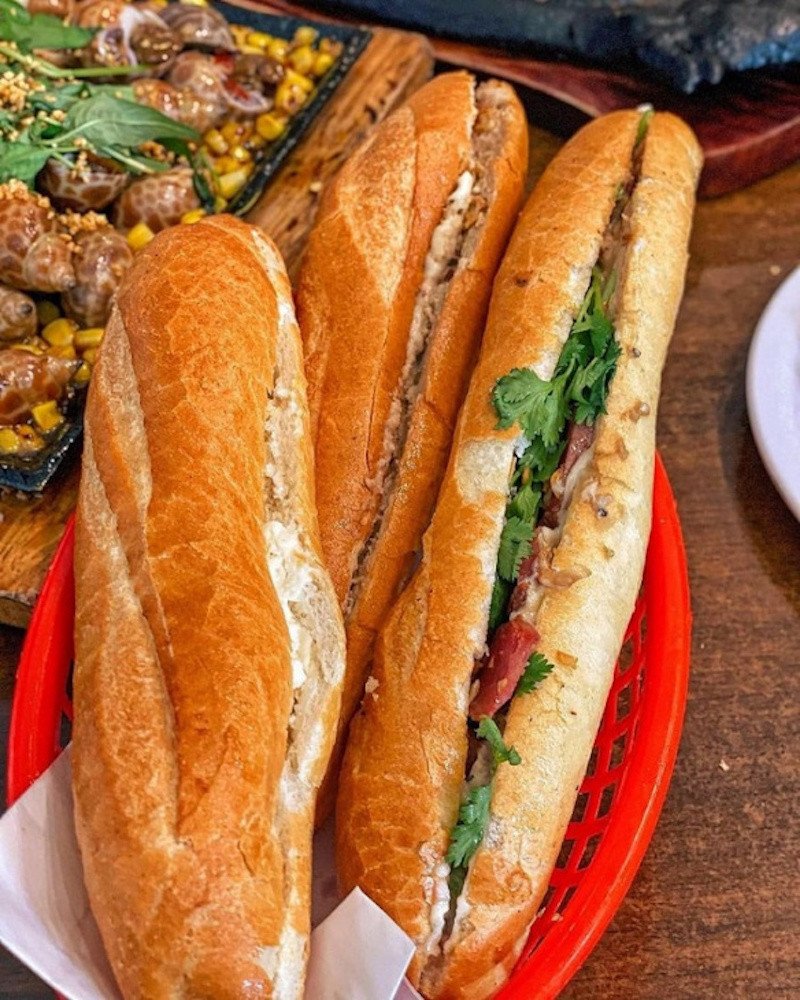 Những chiếc bánh mì que Đồng Tiến Đà Nẵng vàng giòn mới ra lò