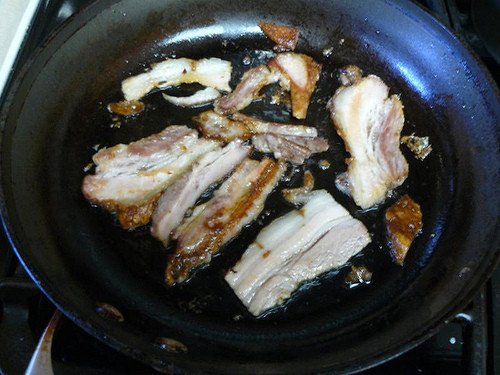Những lát thịt heo quay giòn bì được thái lát chuẩn bị cho món bánh mì