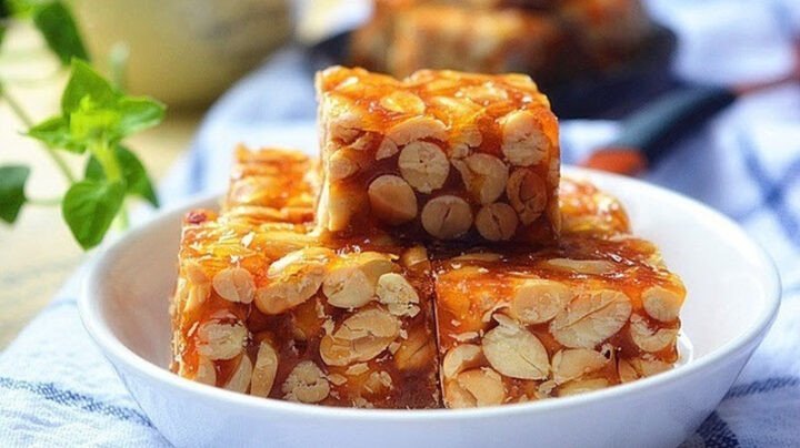 Những miếng kẹo lạc vừng truyền thống thơm ngon, giòn rụm được cắt đều đặn, hấp dẫn, cho thấy hình dáng tiêu biểu của một cái kẹo lạc vừng.