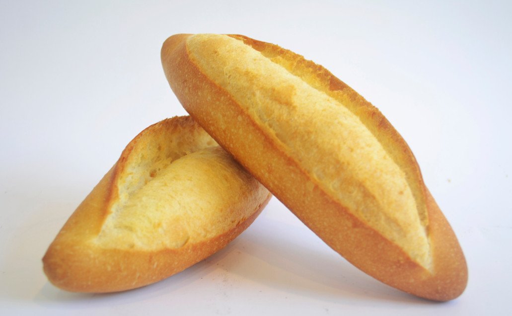 Những ổ bánh mì không mới ra lò, giòn rụm thơm lừng, tạo nên ảnh bánh mì không hấp dẫn