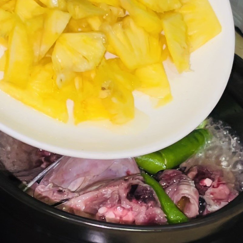 nồi cá ngừ kho thơm sôi nhẹ nhàng