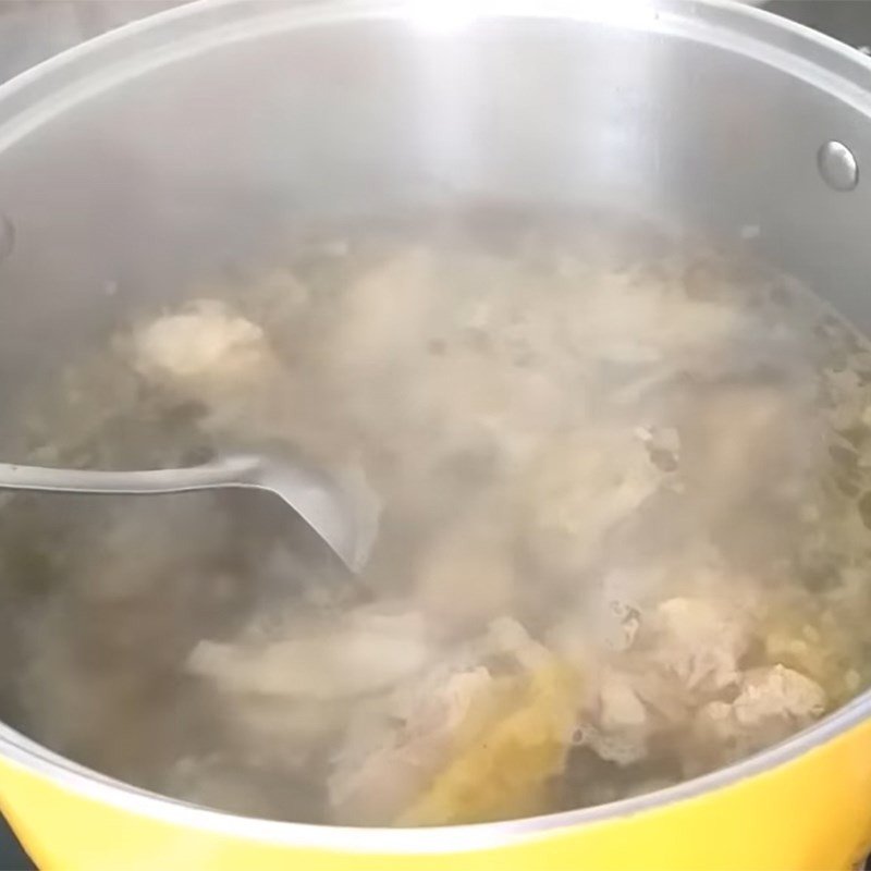 Nồi canh khoai tây rau củ thịt gà không xương