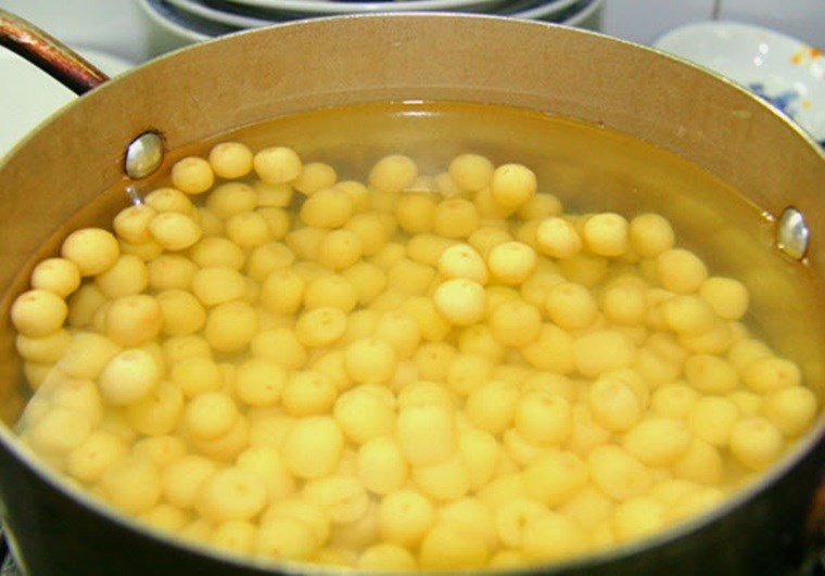 Nồi chè hạt sen đã nấu xong