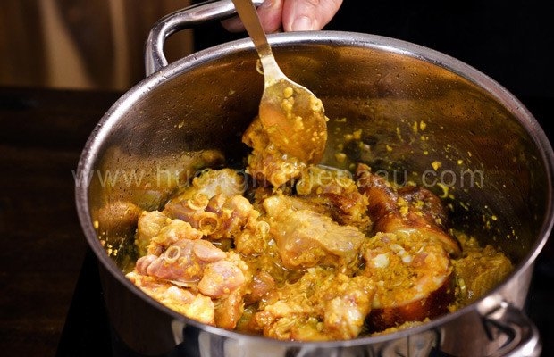 Nồi giả cầy chân giò đang được ninh trên bếp, đảm bảo độ mềm ngon đậm đà