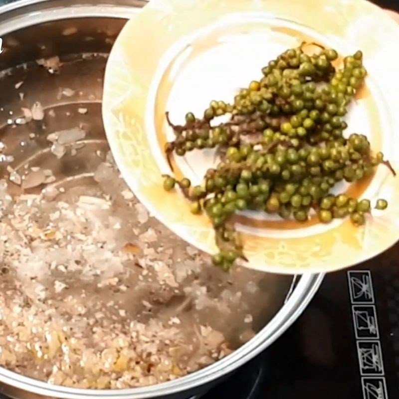 Nồi lẩu cá nheo đang sôi với các loại rau củ và cá