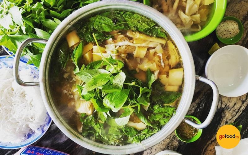 Nồi lẩu gà lá é Phú Yên thơm lừng, hấp dẫn sau khi hoàn thành