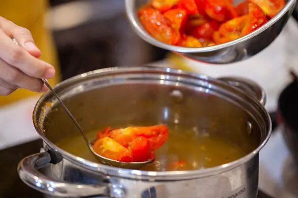 Nồi nước dùng bún chả cá miền Nam đậm đà