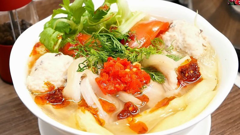 Nồi nước dùng xương heo đang sôi, minh họa cách nấu nước dùng bún đơn giản tại nhà