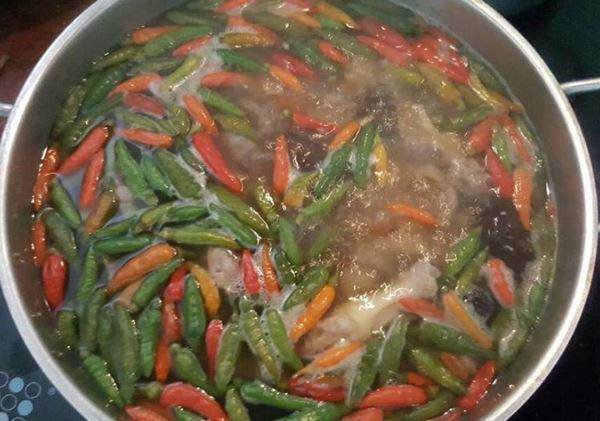 Nồi nước lẩu gà tiềm ớt hiểm đang sôi nghi ngút, hấp dẫn