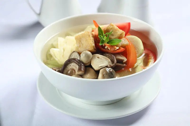 Nồi thịt kho đang sôi liu riu trên bếp lửa nhỏ