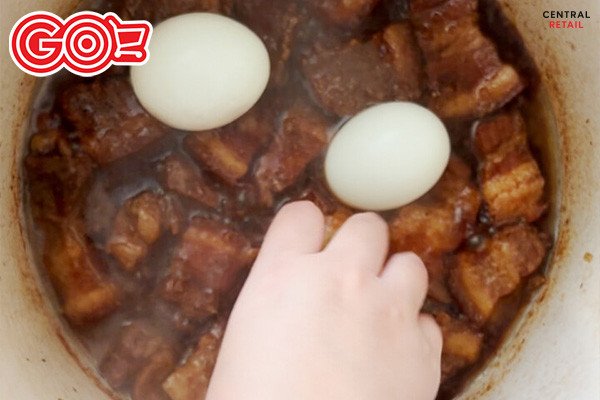 Nồi thịt kho trứng đậm đà màu sắc sau khi hoàn thành