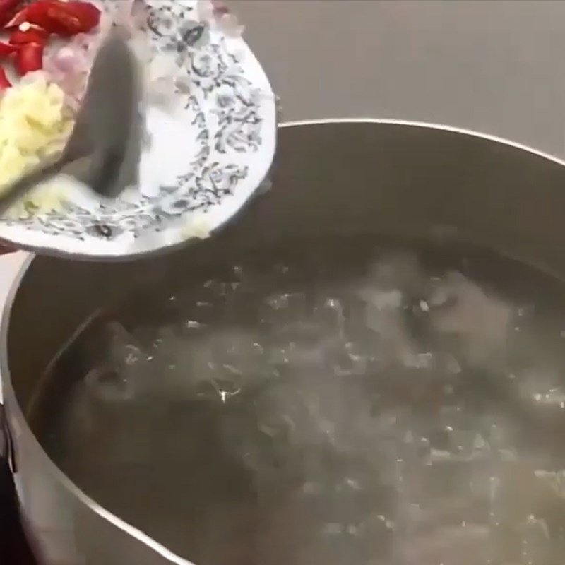 Nồi xương heo đang được hầm kỹ để lấy nước dùng ngọt thanh cho món bánh canh