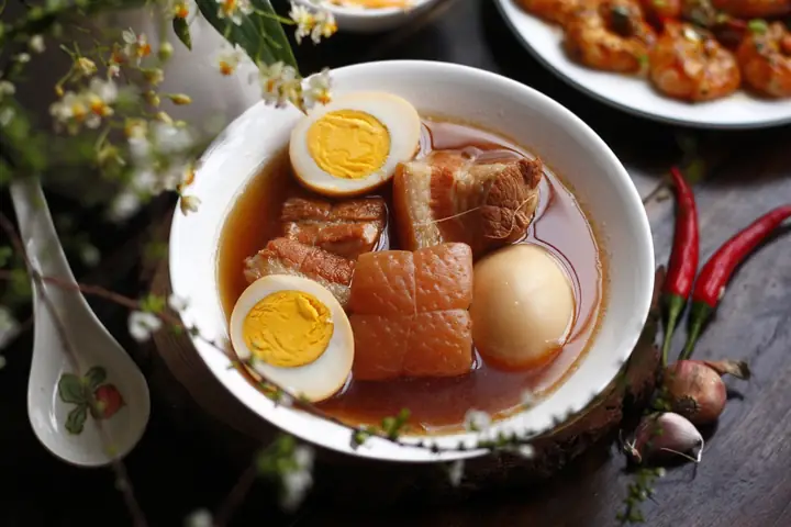 Thịt Kho Tàu Nam Bộ: Bí Quyết Dùng Nước Dừa Thay Thế Nước Hàng