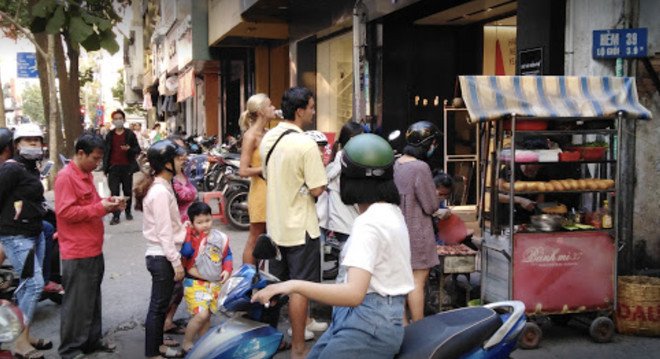 Nước sốt đặc biệt được thêm vào ổ bánh mì thịt nướng
