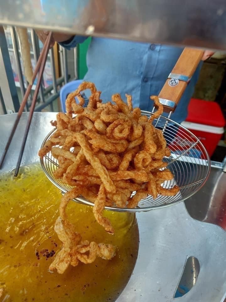 Ổ bánh mì chả cá nóng hổi với miếng chả cá chiên vàng ươm, đặc sản bánh mì ngon nhất Phú Quốc