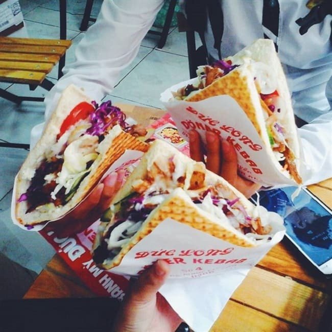 Ổ bánh mì doner kebab Jasmin với thịt nướng vàng ươm và rau củ tươi ngon, hấp dẫn.