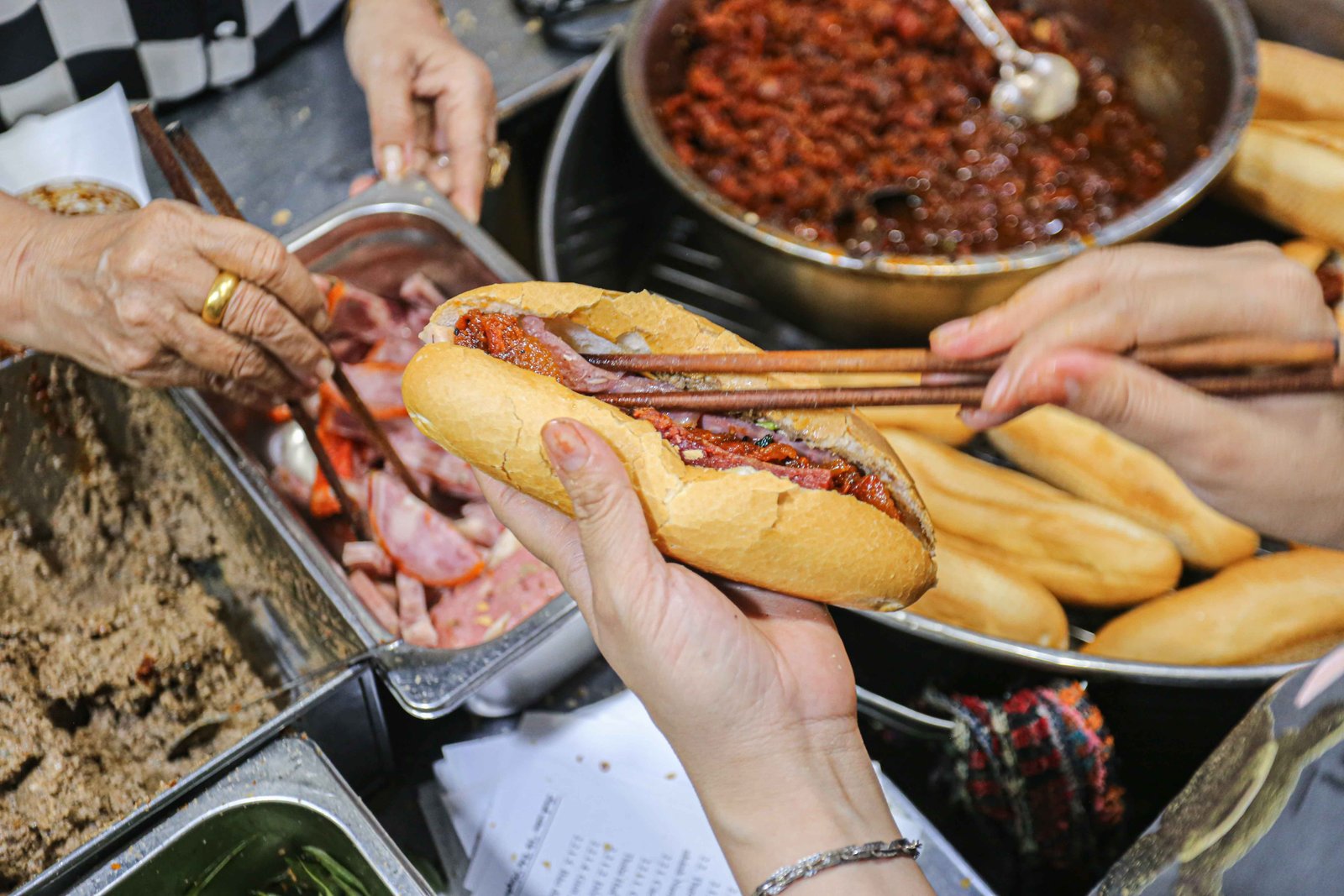 Ổ bánh mì O Tho Trần Cao Vân với kích thước nhỏ nhắn nhưng đầy ắp nhân thịt xíu và rau răm