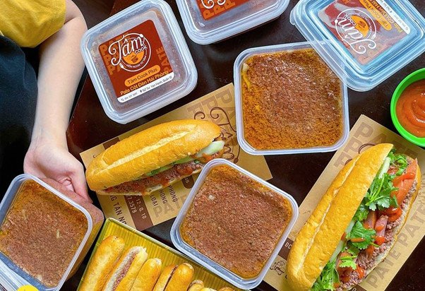 Ổ bánh mì pate cột đèn Hà Nội với lớp pate vàng óng