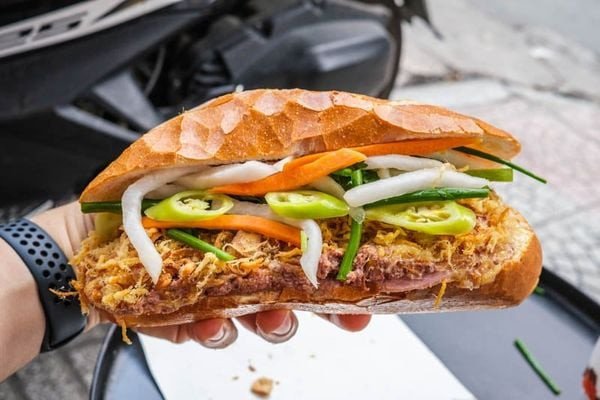 Ổ bánh mì thịt nguội Việt Nam truyền thống với lớp vỏ giòn rụm và nhân thập cẩm