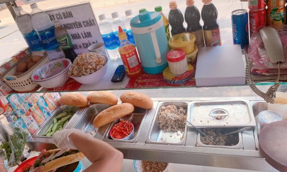 Ổ bánh mì thịt nướng thơm lừng của Bánh mì Bà Nhứt tại Gia Lai