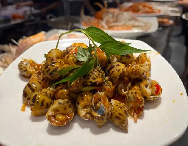 Ốc hương tươi ngon là nguyên liệu chính cho món rang me