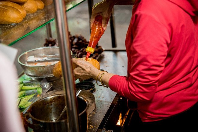 Ớt cay nồng và sốt đặc biệt được thêm vào bánh mì