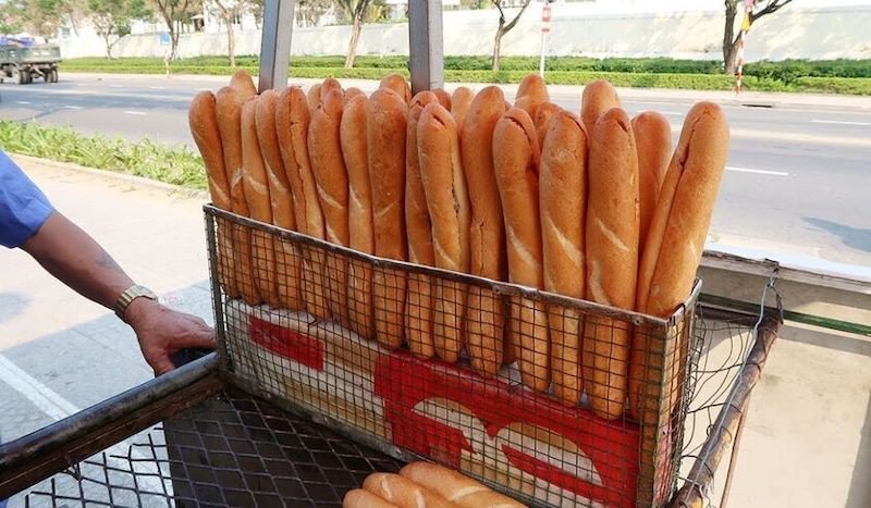 Pate tự làm và tương ớt đặc trưng cho bánh mì que Chú Sơn Đà Nẵng