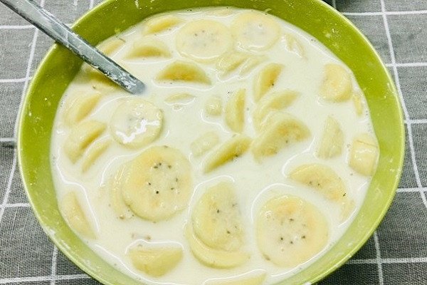 Pha trộn bột năng và chuối ướp đường cho món bánh chuối hấp dẻo