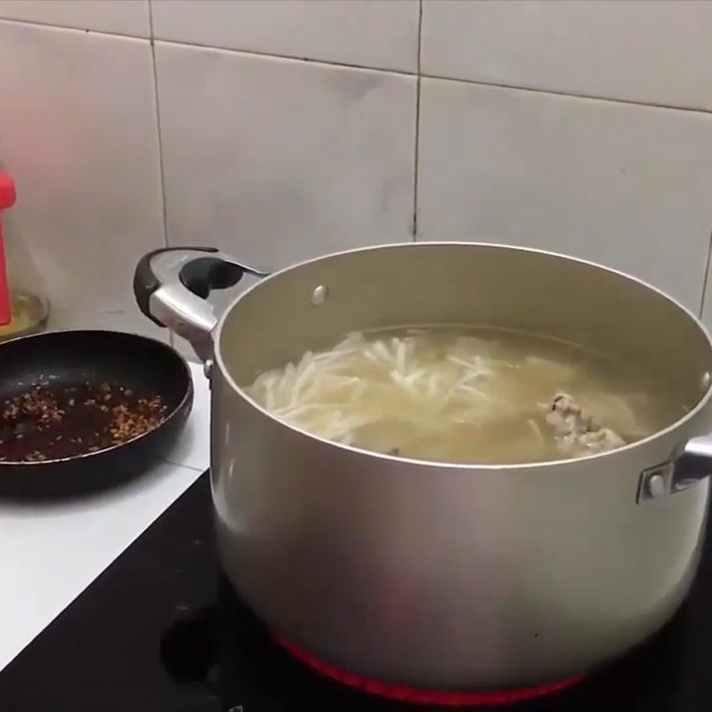 Phi hành tỏi và thêm dầu màu điều để tạo màu sắc hấp dẫn cho nước lèo bánh canh