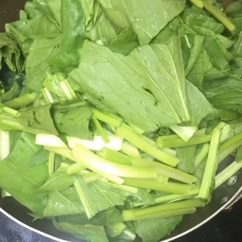 Phi thơm tỏi trên chảo nóng