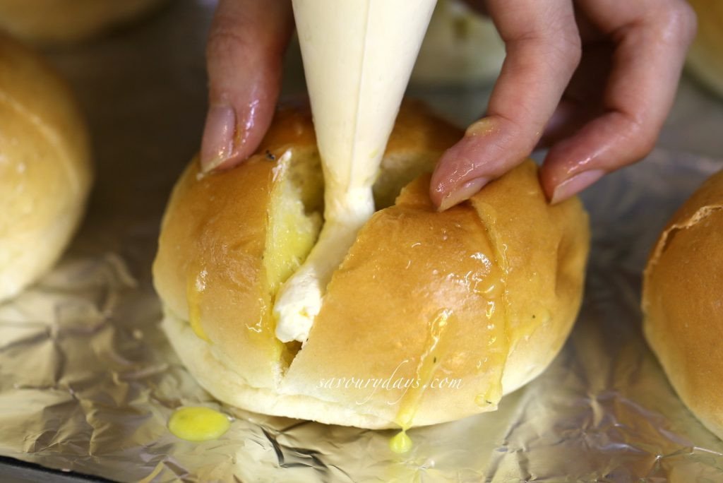 Phun sốt phô mai vào khe bánh mì bơ tỏi