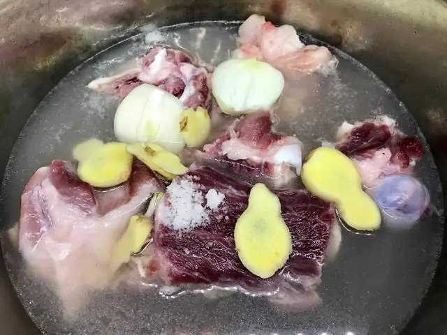 Quá trình nấu nước lèo hủ tiếu gõ Sài Gòn