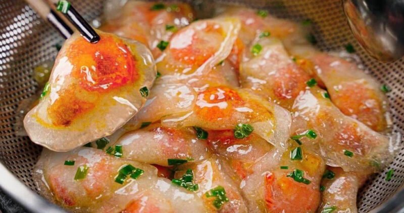 Quá trình nhào nặn bột năng chuẩn bị cho vỏ bánh bột lọc dẻo dai