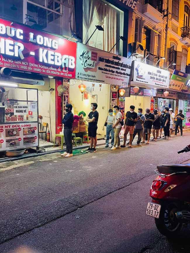 Quán Bánh mì doner kebab Đức Long tấp nập khách hàng tại Hà Nội.