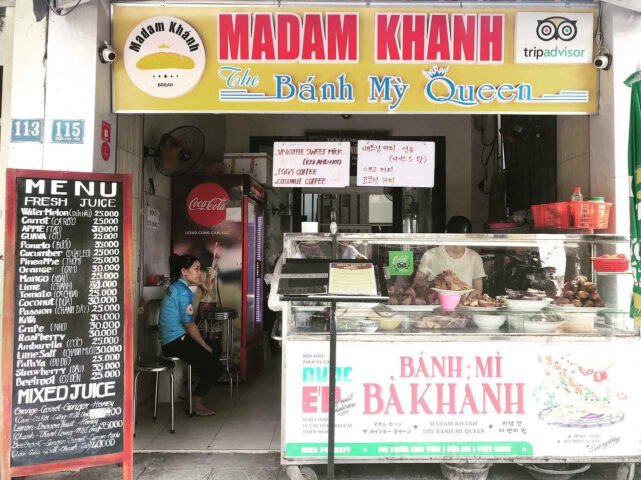 Quán bánh mì Madam Khanh Hội An nhỏ xinh, đông đúc khách xếp hàng