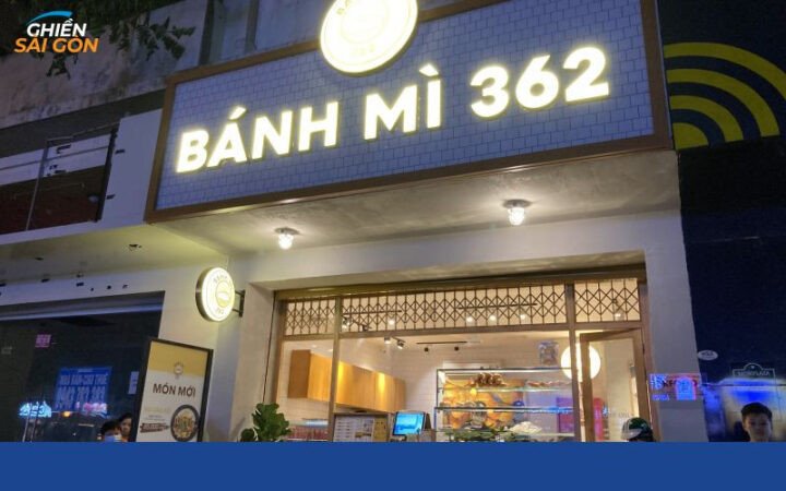 Quầy bánh mì tươi ngon tại Bánh mì Lương Phan phục vụ khách hàng