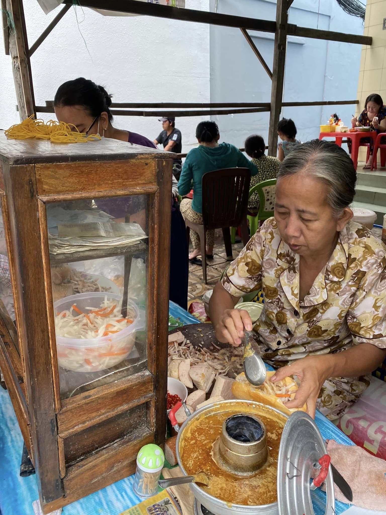 Quầy hàng Bánh Mì Cô Mai với các loại nhân truyền thống, quán bánh mì lâu đời tại Phú Quốc