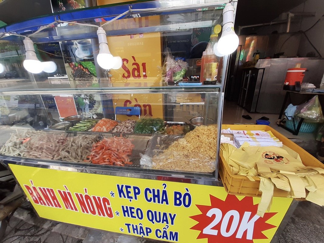 Quầy trưng bày nhân bánh mì Tuấn Mập Sài Gòn với đa dạng lựa chọn hấp dẫn, tìm kiếm bánh mì ngon nhất Phú Quốc