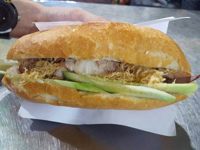 Quy trình chuẩn bị nhân bánh mì 118 Phố Huế với các nguyên liệu tươi sống.