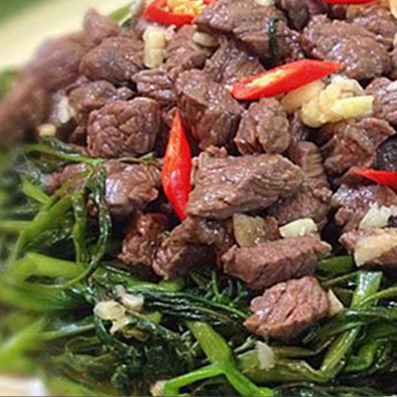 Quy trình xào thịt trâu cùng rau cần và tỏi trên chảo nóng