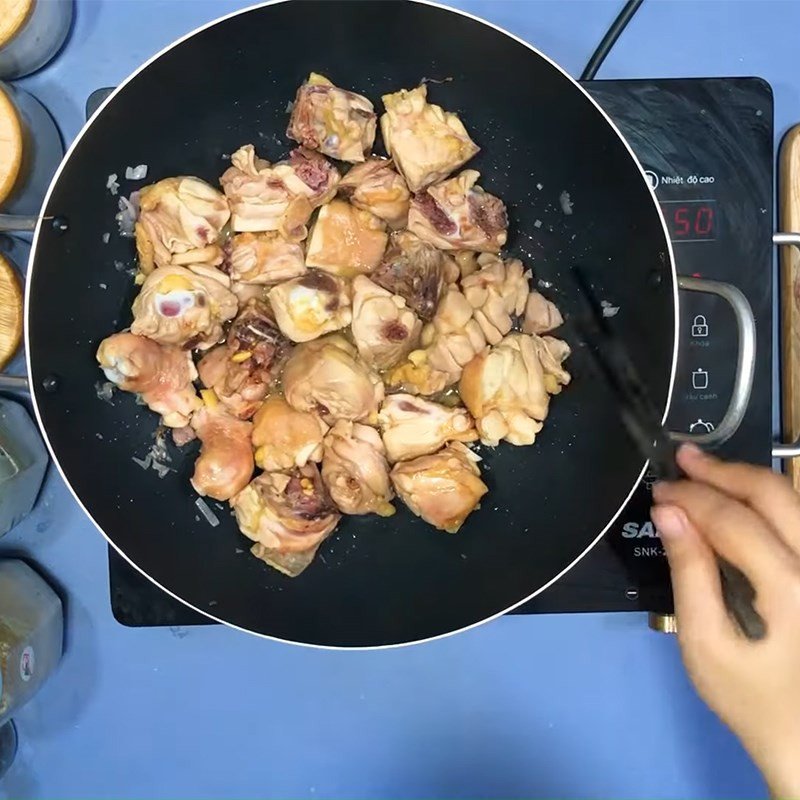 Rang thịt gà trên chảo cho vàng giòn
