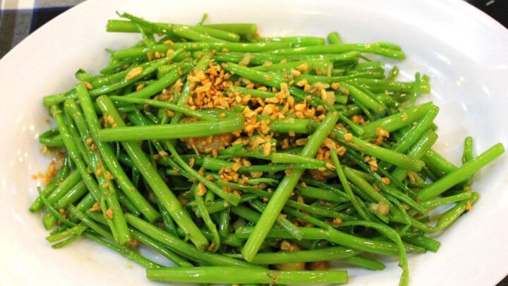 Rau muống xanh mướt sau khi chần và ngâm nước đá