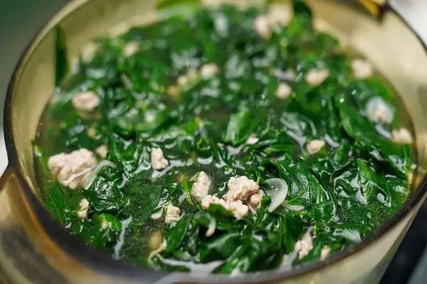 Rau ngót tươi ngon là nguyên liệu chính cho món canh