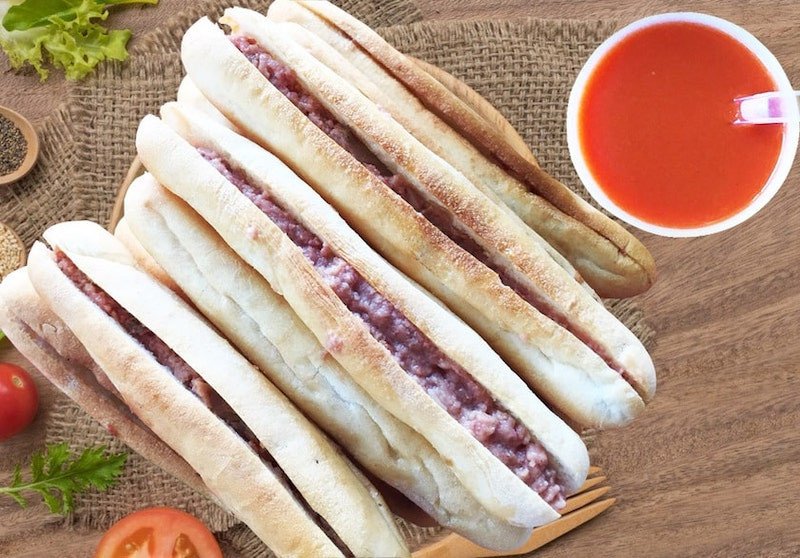 Ruột bánh mì que Bà Già Đà Nẵng với pate, chà bông và rau tươi